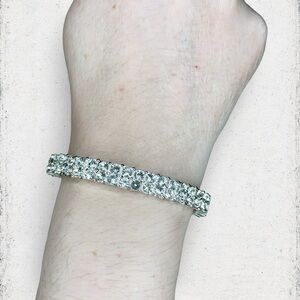 4545u. Glass Bling Stretch Bracelet Silvertone